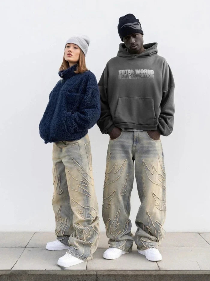 jean baggy délavé porté en pied avec sneakers